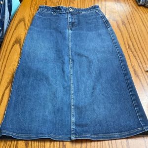 Gap midi denim skirt! Hem is slightly coming undine but overall fair condition!
